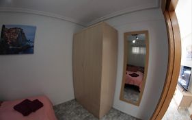 Cozy Apartment Just 8 Min Walk From The Beach!